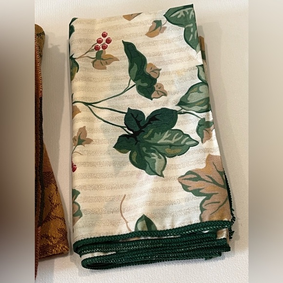 Two sets of 4 Unbranded napkins - Green, Burgundy & Gold - Gold, Green & Ivory - Picture 3 of 4